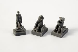 AH-1 Sitting pilots (2 figures) and ground crew (1 figure) for Special Hobby 1/72