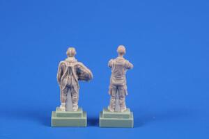 MiG-21 PF/PFM Pilot (in High Altitude Pressure Suit) and Ground Crew (2 fig.) 1/72