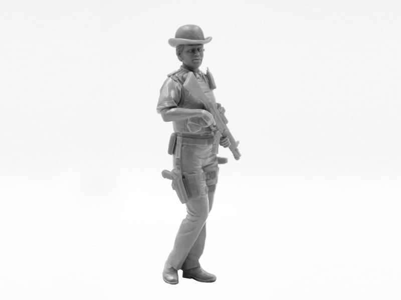 ICM16009 - 1/16 ICM British Police Female Officer