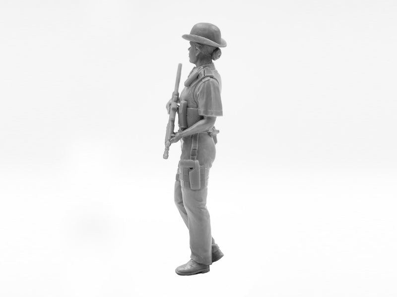 ICM16009 - 1/16 ICM British Police Female Officer