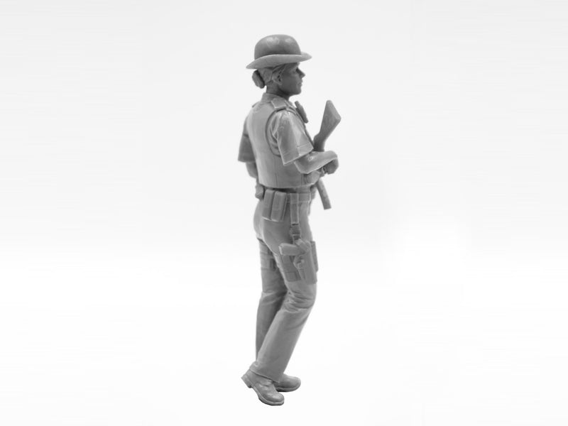 ICM16009 - 1/16 ICM British Police Female Officer