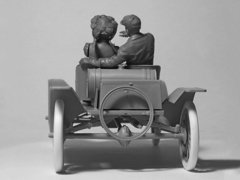 ICM24014 - 1/24 ICM American Sport Car Drivers  (1910s) (1 male, 1 female figures)