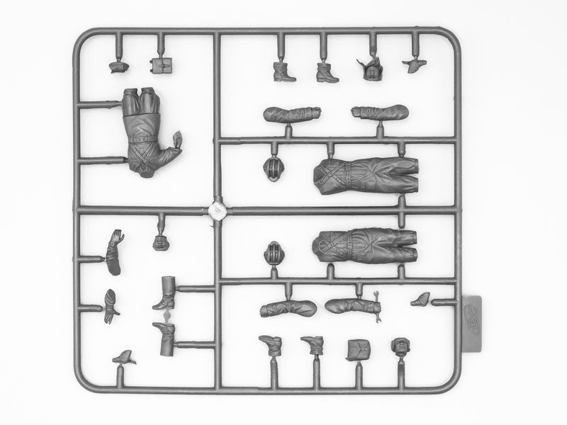 ICM35181 - 1/35 ICM Soviet Tank Crew (1939-1942)    (3 figures - 1 officer, 2 tankmen)
