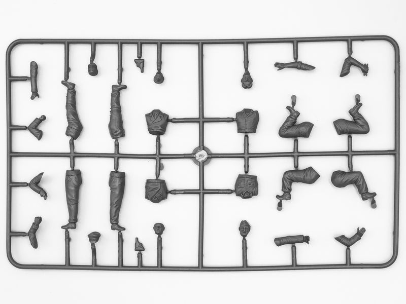 ICM35342 - 1/35 ICM Bergepanther with German Tank Crew (4 figures)