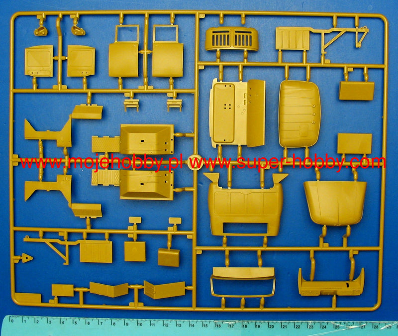 ICM35516 - 1/35 ICM ZiL-131, Soviet Truck with Soviet Motorized Rifles