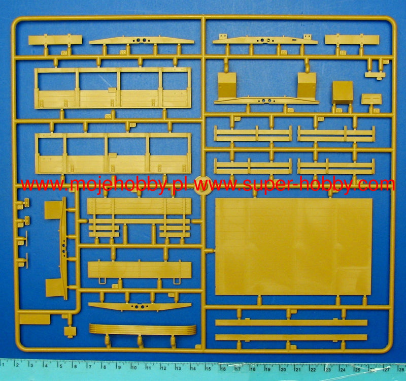 ICM35516 - 1/35 ICM ZiL-131, Soviet Truck with Soviet Motorized Rifles