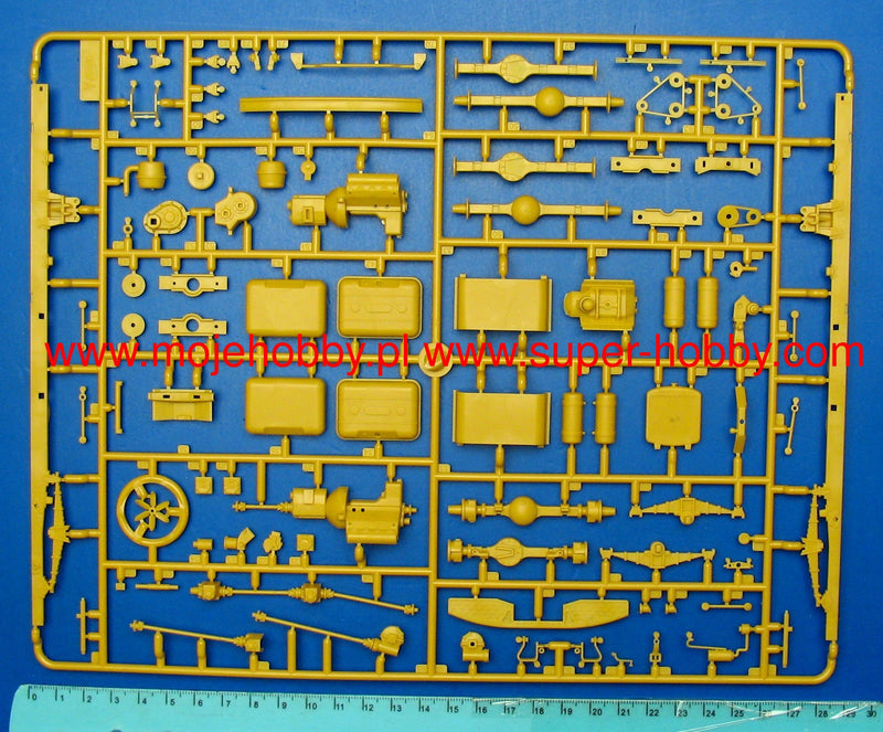 ICM35516 - 1/35 ICM ZiL-131, Soviet Truck with Soviet Motorized Rifles