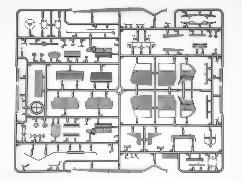 ICM35535 - 1/35 ICM Packard Twelve (Model 1936), WWII Soviet Leaders' Car with Passengers (5 figures)