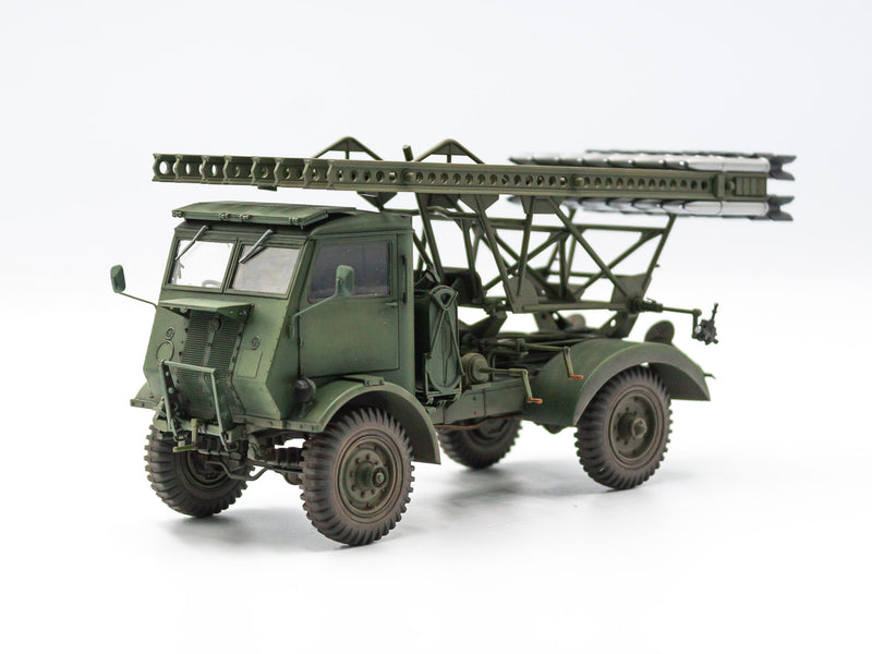 ICM35591 - 1/35 ICM BM-13-16 on W.O.T. 8 chassis, WWII Soviet MLRS