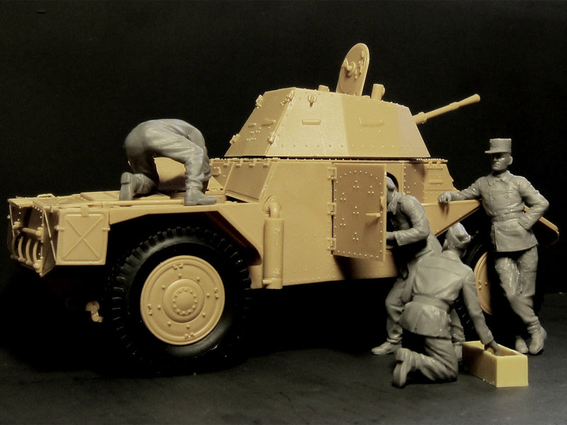 ICM35615 - 1/35 ICM French Armoured Vehicle Crew (1940) (4 figures)