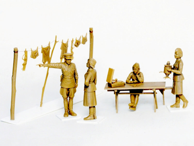 ICM35621 - 1/35 ICM Soviet Military Servicewomen (1939-1942) (4 figures)
