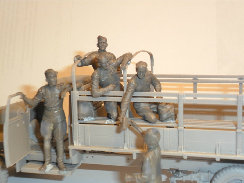 ICM35635 - 1/35 ICM Soviet Motorized Infantry (1943-1945), (5 figures)