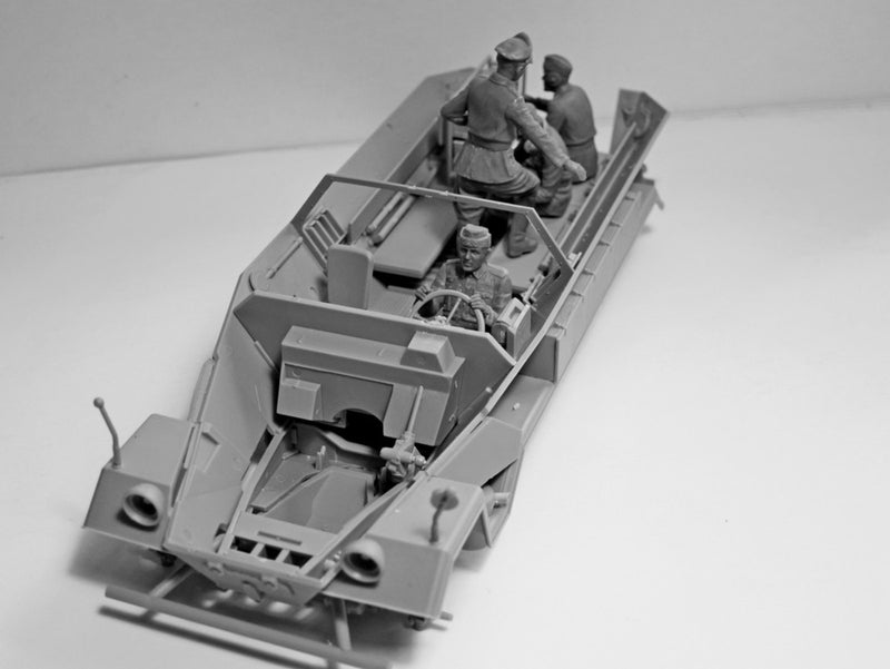 ICM35644 - 1/35 ICM German Command Vehicle Crew (1939-1942) (4 figures)