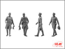 ICM48084 - 1/48 ICM Soviet Air Force Pilots and Ground Personnel (1943-1945)  (7 figures -  staff officer, 2 pilots, 3 mechanics, military servicewomen)