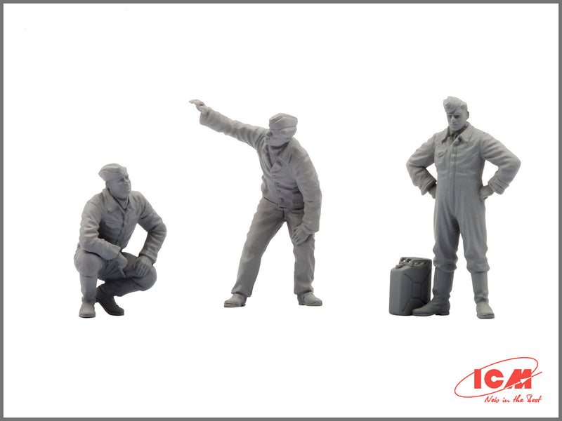 ICM48085 - 1/48 ICM German Luftwaffe Ground Personnel (1939-1945)  (7 figures -  staff officer, 2 pilots, 4 mechanics, and dog figure)