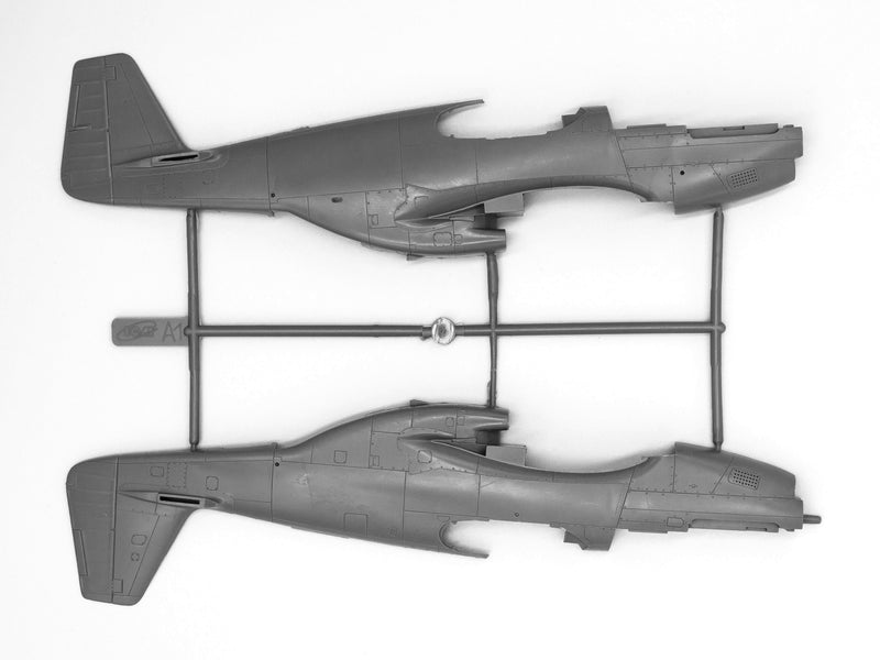 ICM48125 - 1/48 ICM Mustang P-51B with USAAF Pilots and Ground Personnel