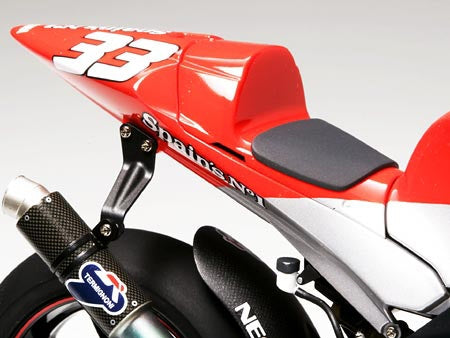 TAM14100 - 1/12 Tamiya Yamaha YZR-M1 2004 MotoGP Racing Motorcycle