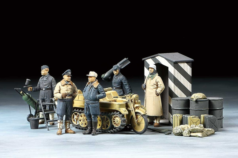 TAM32412 - 1/48 Tamiya German Luftwaffe Crew (Winter) (5) w/Kettenkraftrad